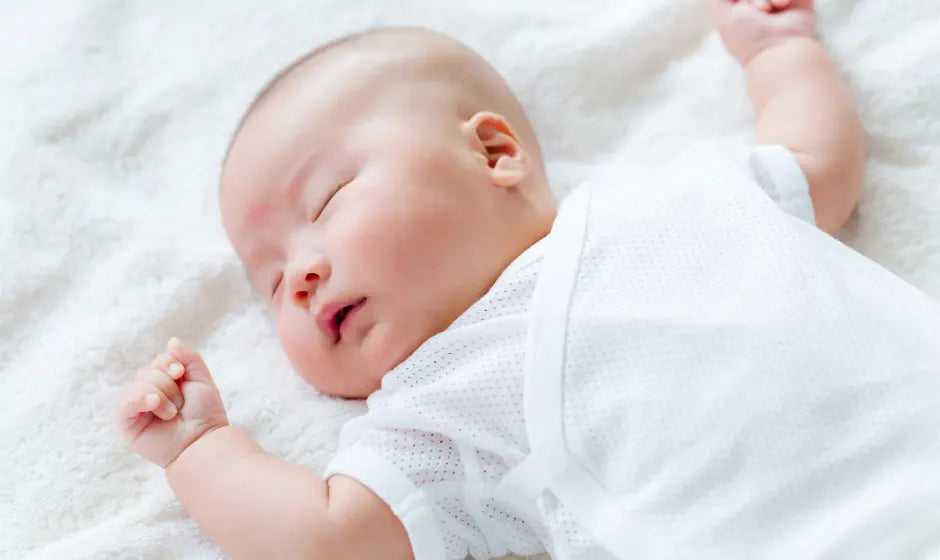 新生児微笑とは？赤ちゃんが寝ながら笑う理由｜生理的微笑と社会的微笑の違い