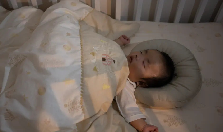 新生児が夜中に2時間おきに起きる…いつまで続く？月齢別の睡眠リズムと対処法
